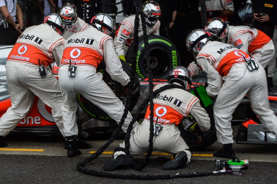 Il team McLaren al lavoro durante un pit-stop