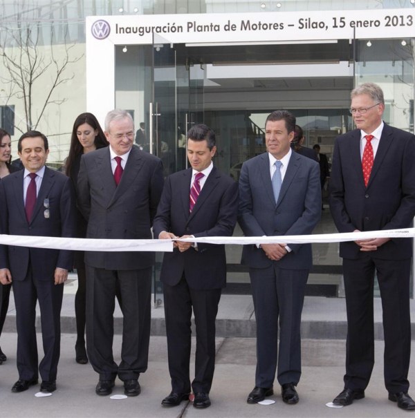Il taglio del nastro che sancisce l'apertura ufficiale dello stabilimento messicano