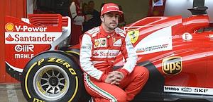 Alonso accanto alla F138 durante l'annuncio di partership con Ups