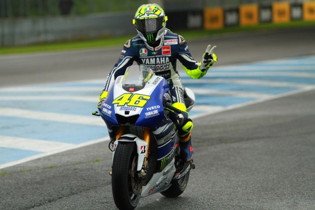 Valentino Rossi sulla sua M1 durante il rientro ai box