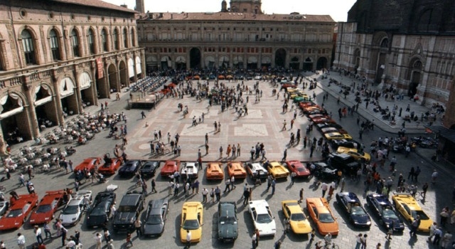 Una foto di un raduno Lamborghini