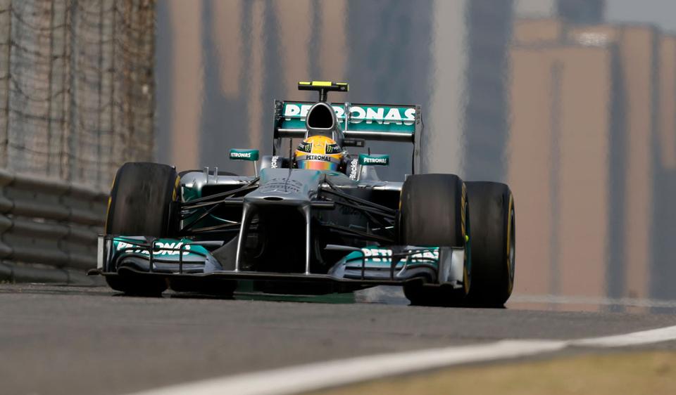 Il pilota inglese della Mercedes ha conquistato la pole position