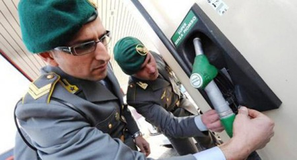 Due militari della GdiF che appongono i sigilli su una pompa di benzina