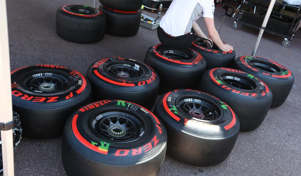 Alcuni set di pneumatici Pirelli P Zero supersoft