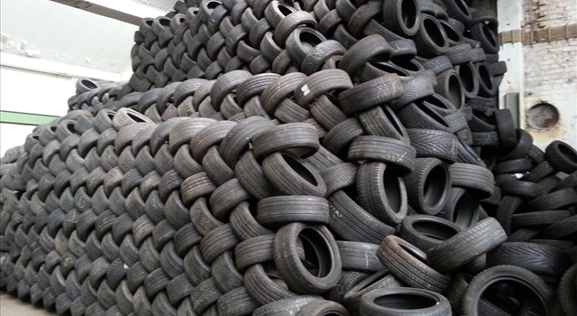 Dei pneumatici fuori uso in attesa di essere smaltiti