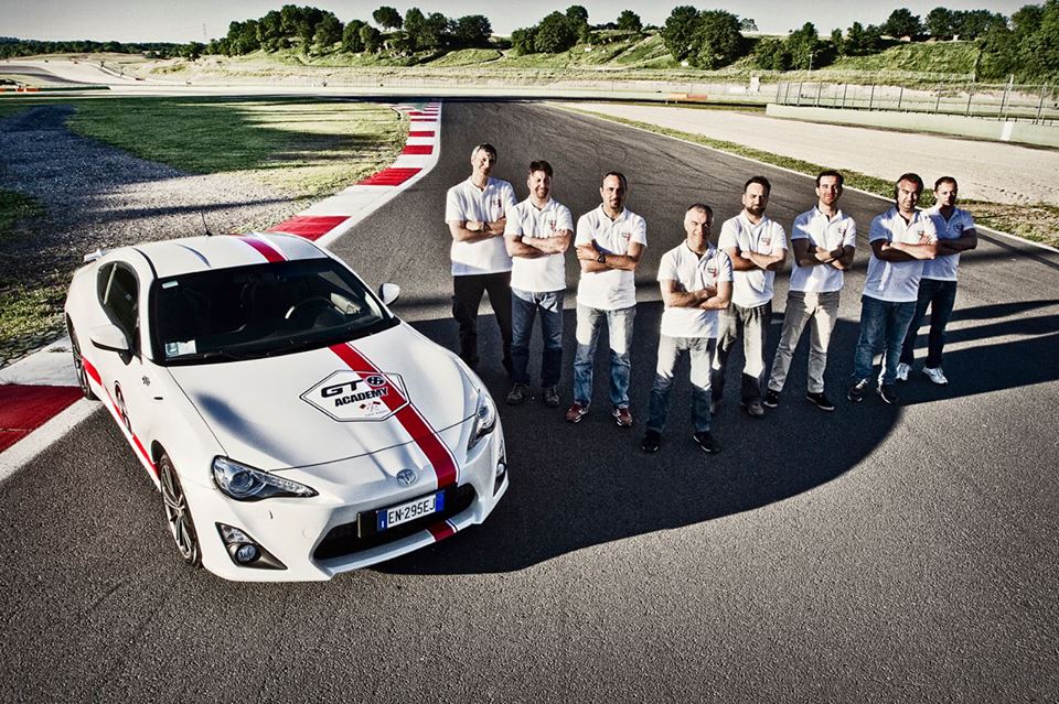 Foto di gruppo di ingegneri e istruttori con la GT86q