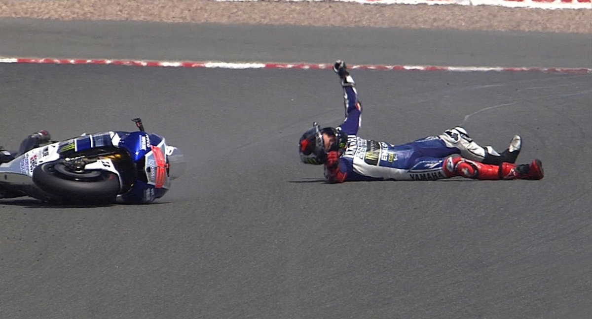 Jorge Lorenzo a terra dopo il brutto high side che gli ha procurato un altro infortunio alla spalla