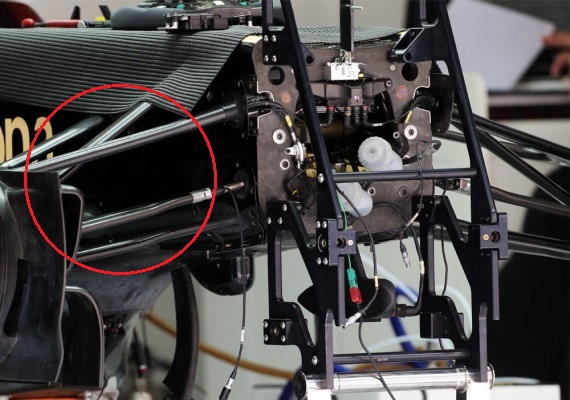 Una foto della sospensione della Lotus E21. Si nota chiaramente, all'interno del cerchio, l'attacco non regolamentare
