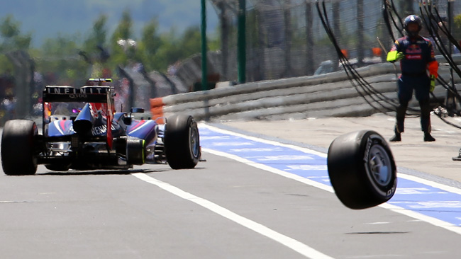 L'attimo in cui Webber perde il pneumatico che andrà a colpire il cameramen