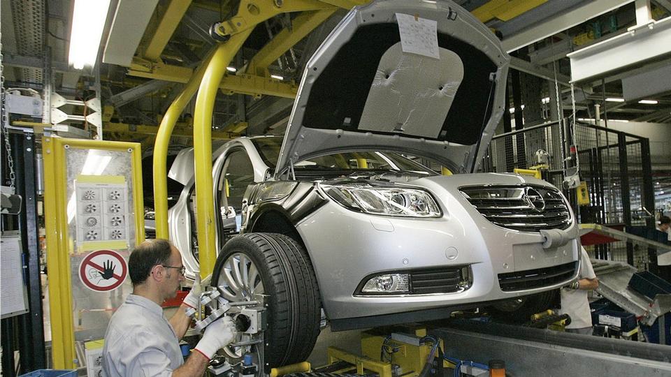 Un operaio durante una fase del processo produttivo della Insigna