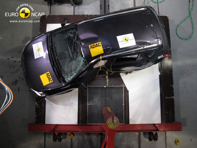 La Peugeot 2008 durante la prova del palo
