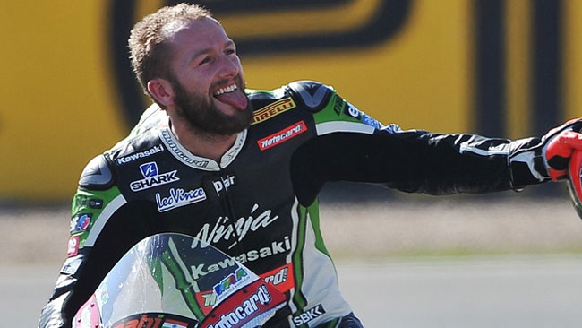 Sykes durante il giro d'onore: casco in mano e ringraziamento ai tifosi