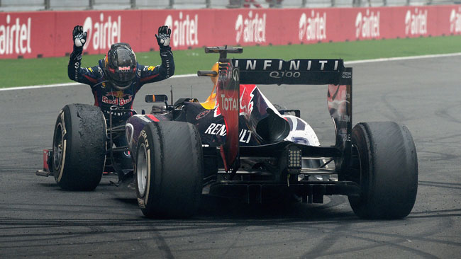 Vettel si inginocchia di fronte alla sua vettura