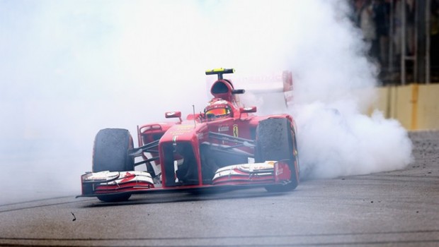 Felipe Massa saluta il popolo ferrarista con alcuni donuts