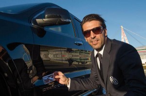 Buffon si dice contento per il regalo (foto Twitter)