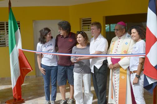 Il taglio del nastro durante l'inaugurazione