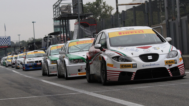 Alcune vetture partecipanti al CITE 2013 schierate in uscita dalla pit lane
