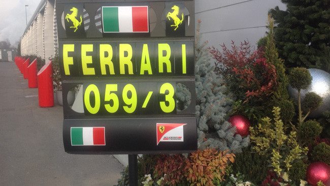 Il cartello che ieri è stato posizionato all'entrata della fabbrica di Maranello