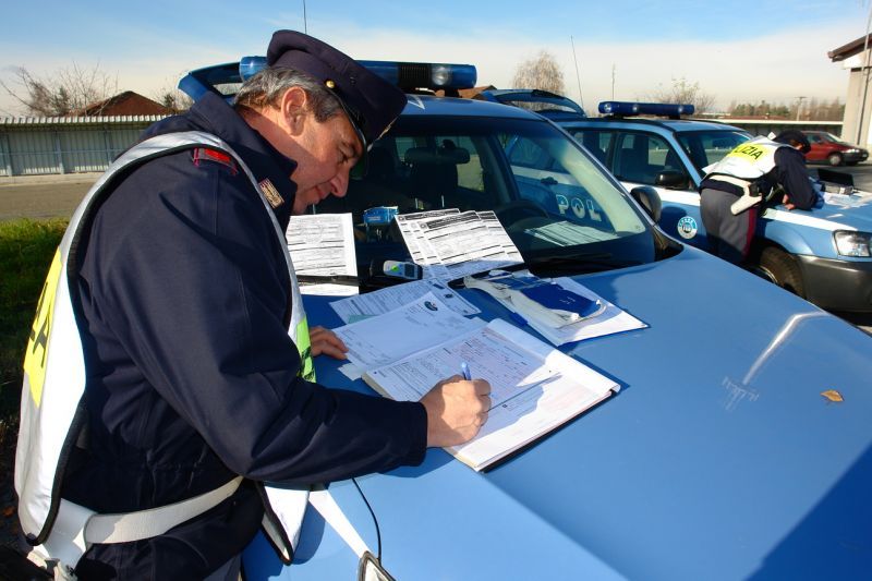 Un agente di Polizia Stradale durante un controllo