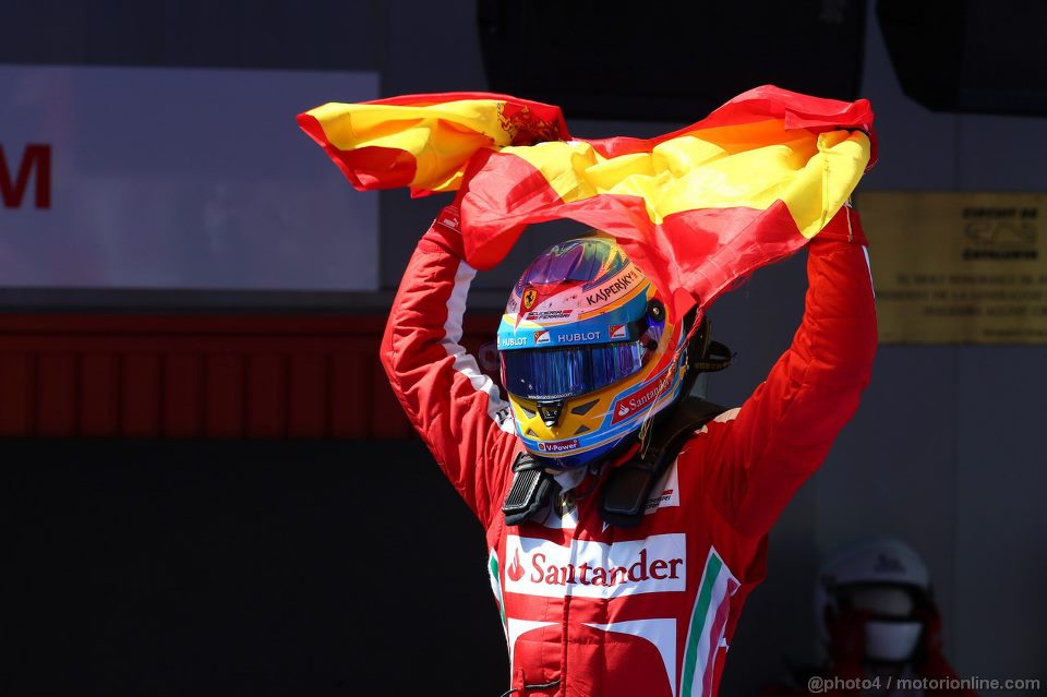Alonso esulta per la vittoria sul circuito di Montmelo