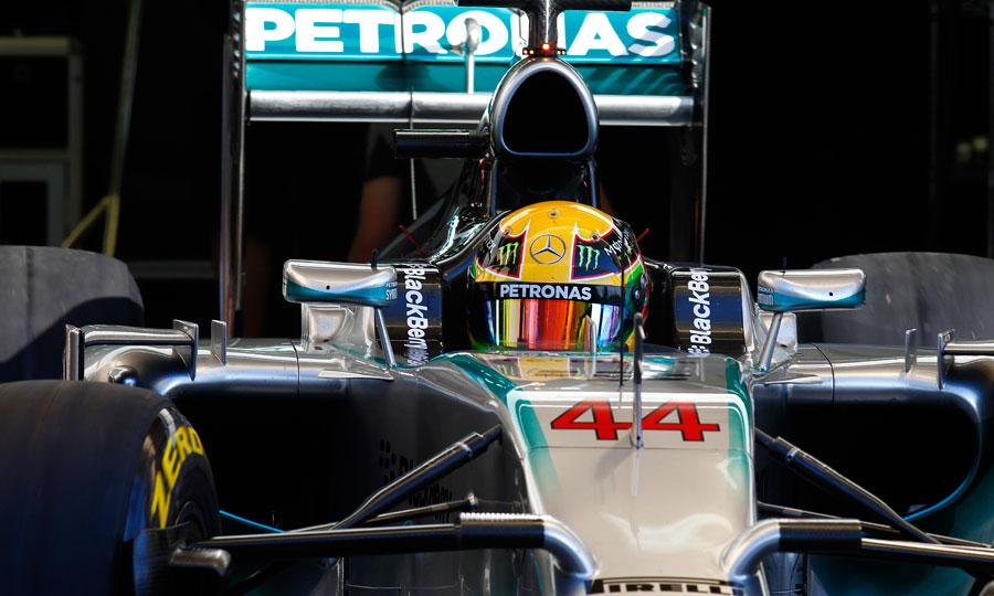 Lewis Hamilton al volante della sua Mercedes W05