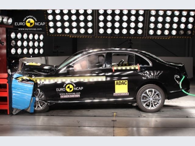 Il test di impatto frontale della Mercedes Classe C