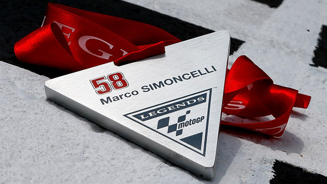 La medaglia celebratica che Carmelo Ezpeleta ha consegnato a Paolo Simoncelli