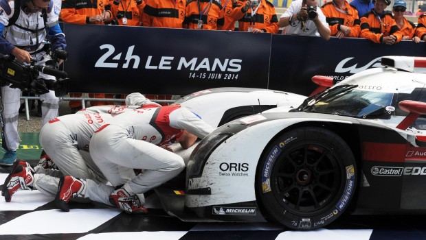 Da sinistra Treluyer, Lotterer e Fassler baciano l'Audi R18 e-tron quattro #2 che hanno condotto alla vittoria