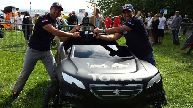 La foto scattata domenica al "soap box race" organizzato da Red Bull