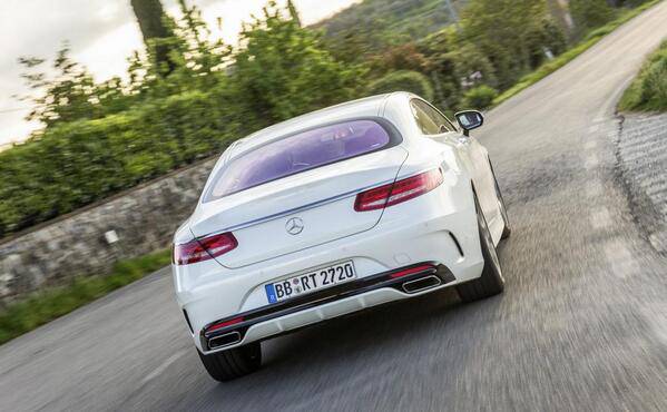 Una Mercedes Classe S coupè con il sistema "Curve tilting" in azione