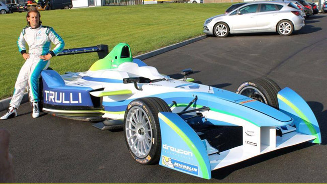 Trulli posa con la sua monoposto