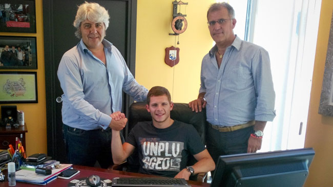 Il pilota tedesco Stefan Bradl alla firma del contratto