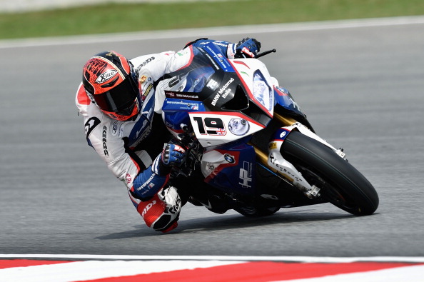 Leon Camier in sella alla BMW S1000 RR del team BMW Motorrad Italia SBK Team