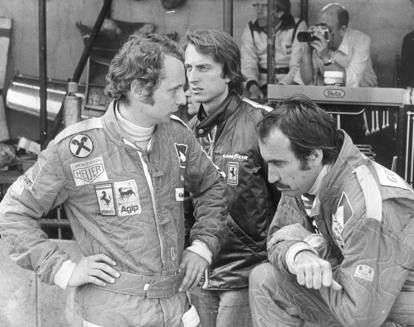 Una vecchia foto che ritrae Montezemolo con Lauda e Regazzoni