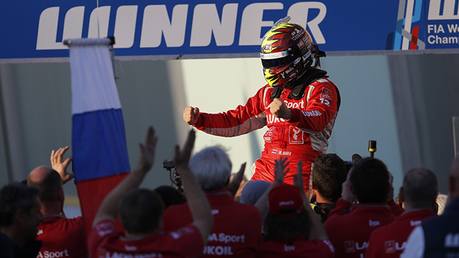 Tom Huff festeggia la vittoria in Gara 2