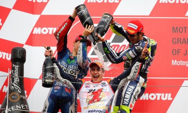 Marquez viene festeggiato da Lorenzo e Rossi