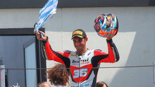 Leandro Mercado festeggia il titolo di campione nella categori Superstock 1000