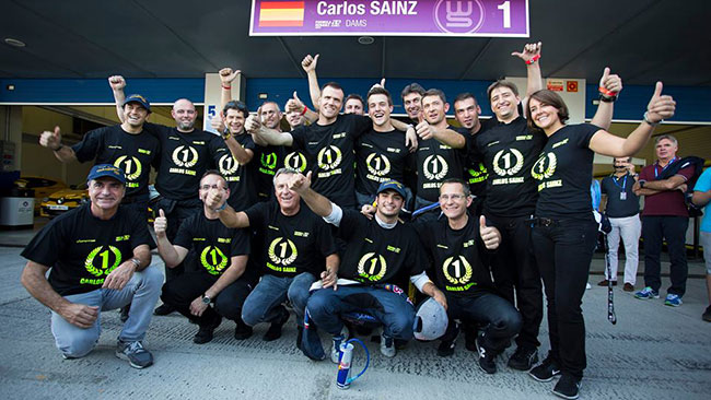 Sainz festeggia il titolo con il suo team