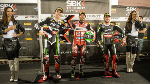 Davide Giugliano riceve la targa per la conquista della Superpole