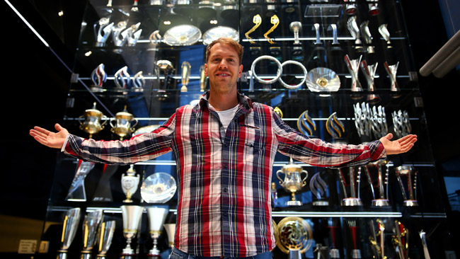 Vettel davanti alla bacheca dei trofei Red Bull