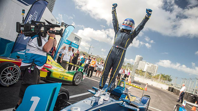 Nicolas Prost esulta per la vittoria
