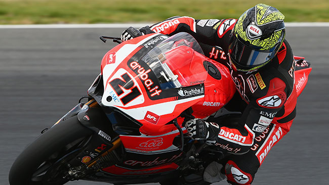 Troy Bayliss in sella alla Ducati 1199 Panigale SBK