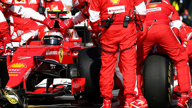 Le operazioni di sostituzione pneumatici sulla monoposto di Raikkonen