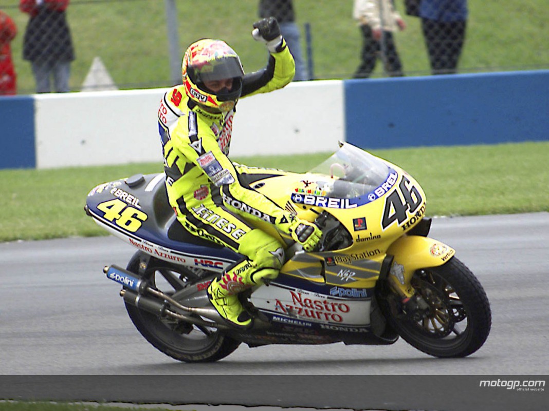 Rossi festeggia la vittoria della gara di Donington