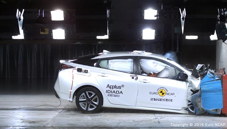 La Toyota Prius durante il test di impatto frontale