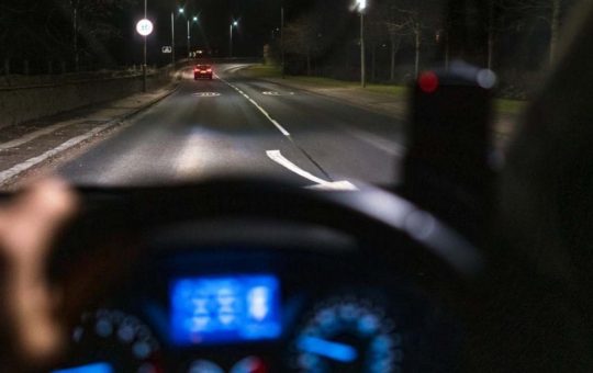 guidare-di-notte-tuttosuimotori.it