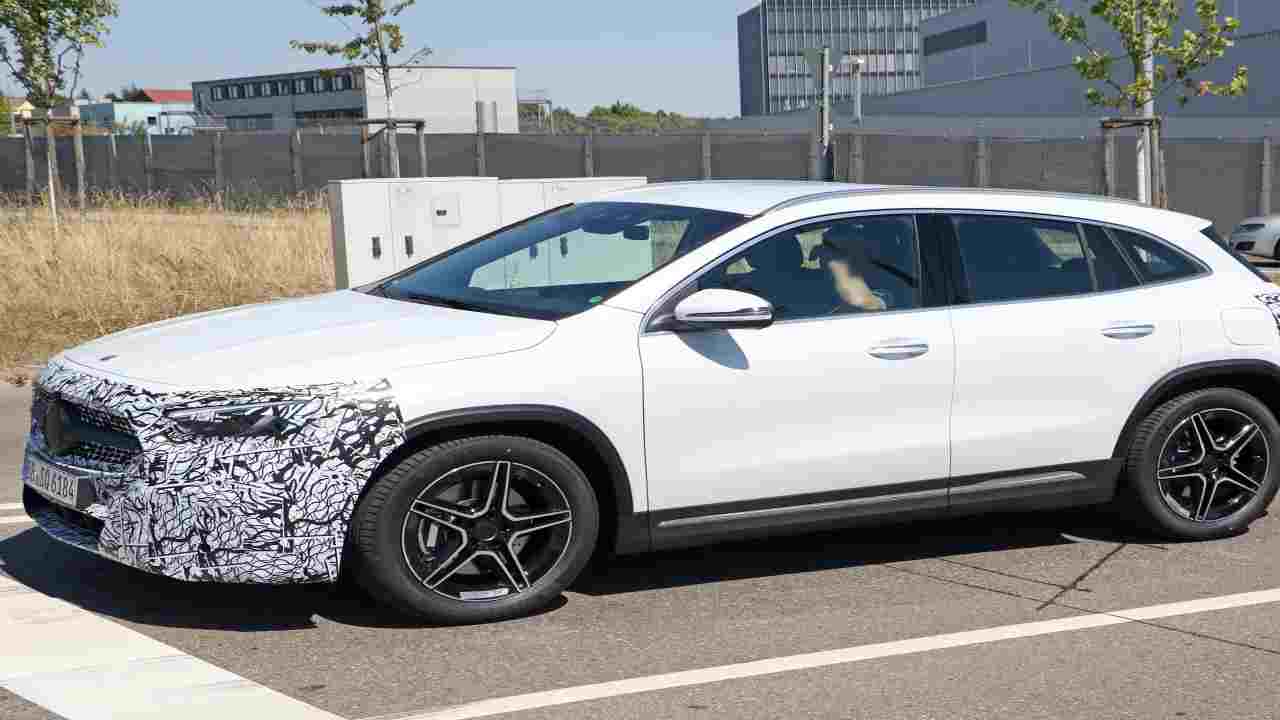 nuova mercedes GLA spy - tuttosuimotori.it