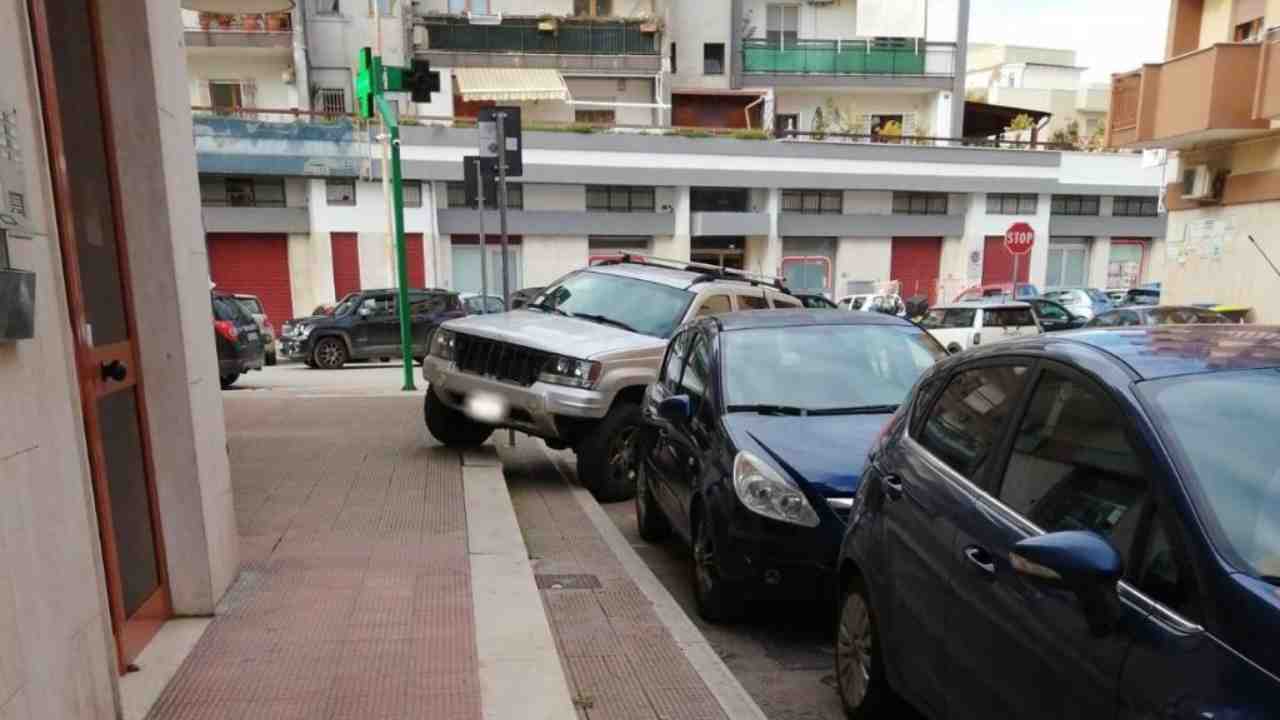 parcheggio-su-marciapiede-tuttosuimotori.it