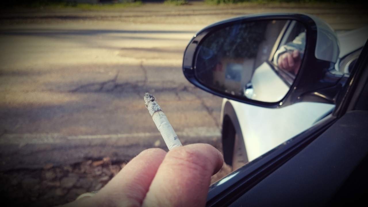 sigarette-dal-finestrino-tuttosuimotori.it