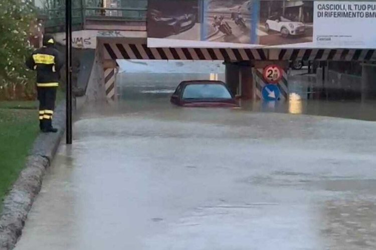 auto-intrappolata-dall-acqua-tuttosuimotori.it